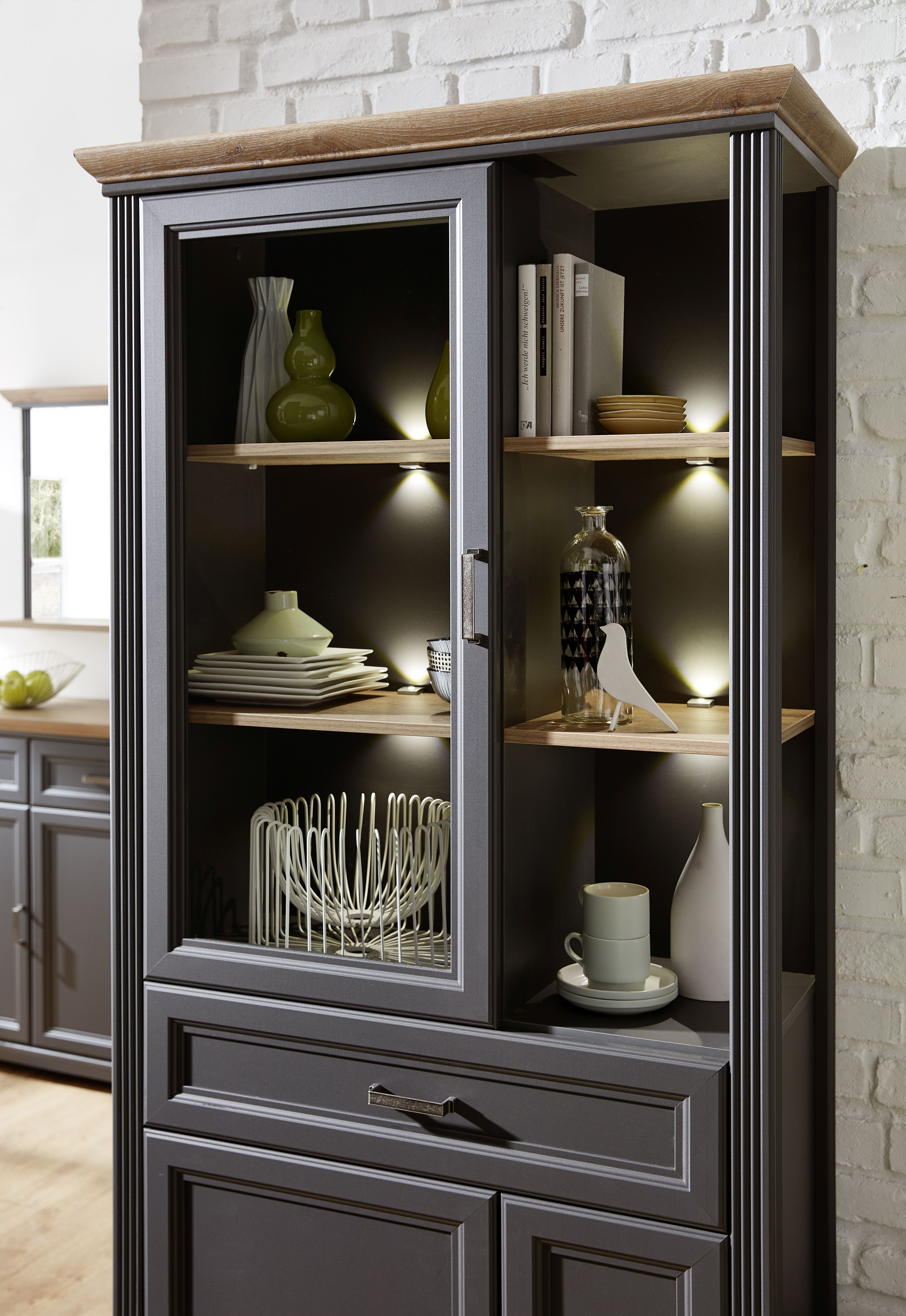 Jasmin graphit Detail Beleuchtung Vitrine